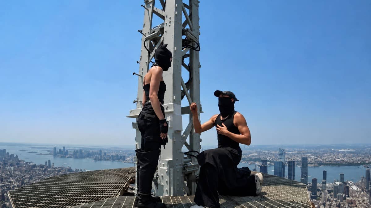 Ангела Николау забралась на Empire State Building ради помолвки и снова стала вирусной